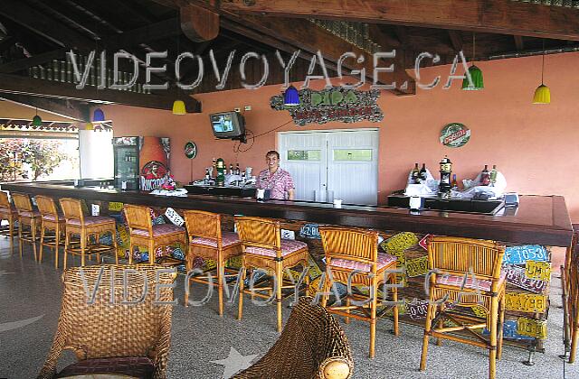 Cuba Guardalavaca Playa Pesquero Una barra popular en la noche. Hay una selección limitada de bebidas.