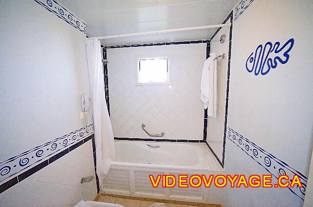 Cuba Guardalavaca Playa Pesquero La chambre de bain avec un bain/douche et une fenêtre.