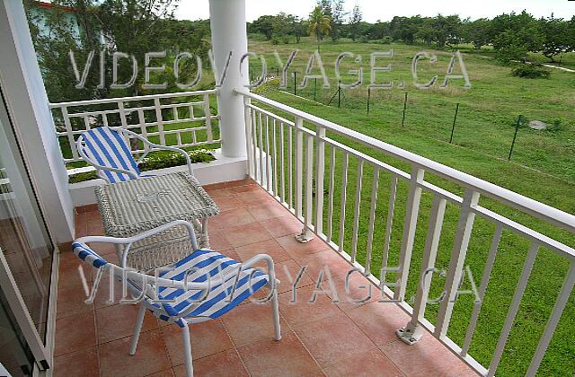 Cuba Guardalavaca Playa Pesquero Un balcon de dimension standard sans plus avec des chaises confortables.