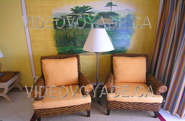 Cuba Guardalavaca Playa Pesquero Deux fauteuils confortables dans le salon.