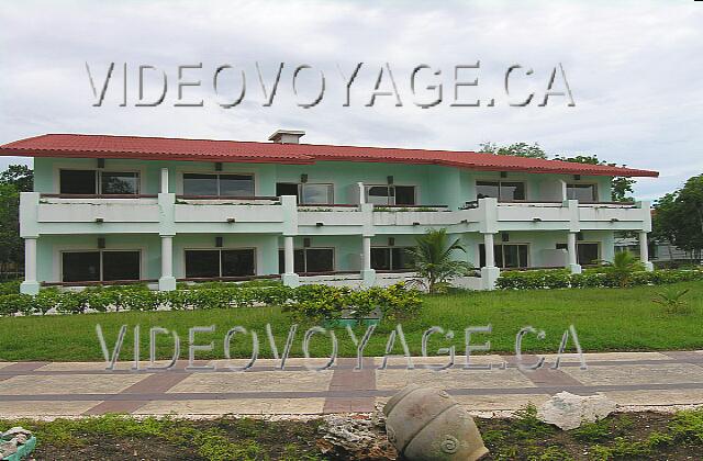 Cuba Guardalavaca Playa Pesquero Uno de los muchos edificios de habitaciones estándar. Los edificios más alejados del mar no se utilizan en temporada baja.