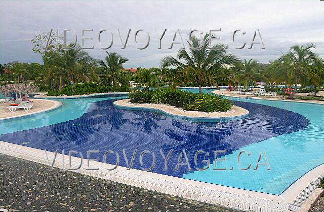 Cuba Guardalavaca Playa Pesquero Una enorme piscina en dos secciones separadas por una carretera en el centro.