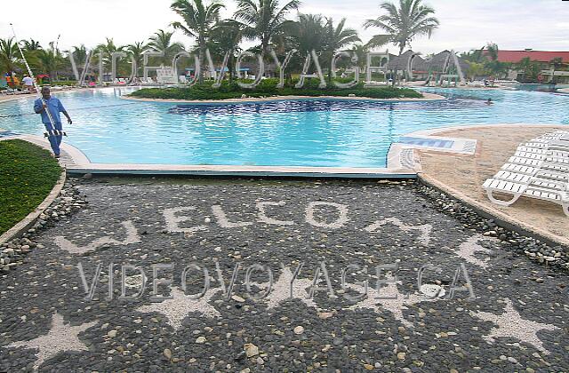 Cuba Guardalavaca Playa Pesquero Mensajes de bienvenida cerca de la carretera que separa la piscina en dos.