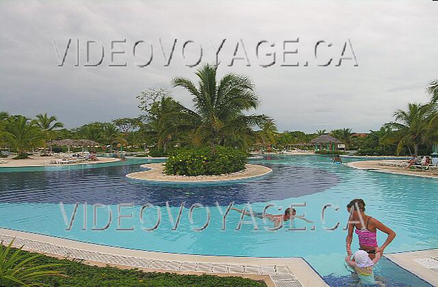 Cuba Guardalavaca Playa Pesquero Muchos pasos hacia abajo en la piscina.