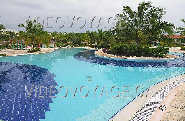 Cuba Guardalavaca Playa Pesquero Goshawks The pool terrace is very large, there is only near the pool bar a bit more clients. The east side, customers are scattered in the vastness.