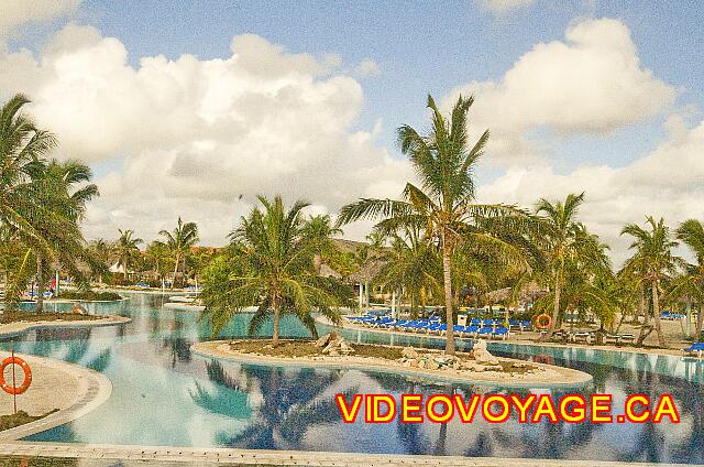Cuba Guardalavaca Playa Pesquero Une piscine en forme de zigzag et avec plusieurs ilôts de verdure dans la piscine.