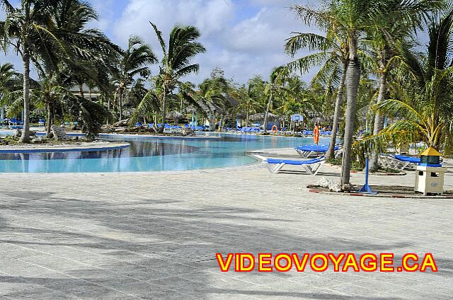 Cuba Guardalavaca Playa Pesquero Una terraza muy grande alrededor de la piscina.