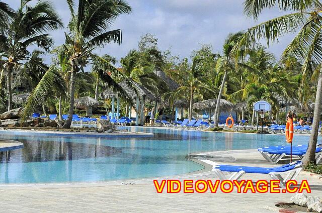 Cuba Guardalavaca Playa Pesquero Con actividades deportivas en la piscina como un aro de baloncesto.