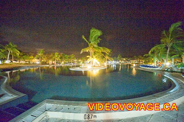 Cuba Guardalavaca Playa Pesquero La piscina en la noche sin luz en la piscina.