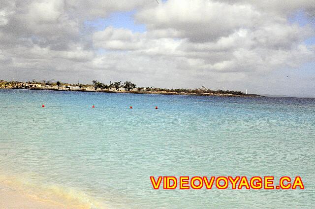 Cuba Guardalavaca Playa Pesquero Des flotteurs dans la zone de sports nautique.