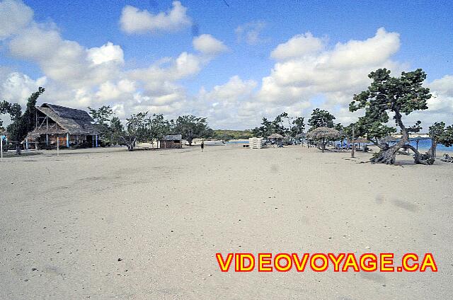 Cuba Guardalavaca Playa Pesquero Le centre nautique à gauche, peu de dénivellé entre le centre nautique et le bord de l'eau.