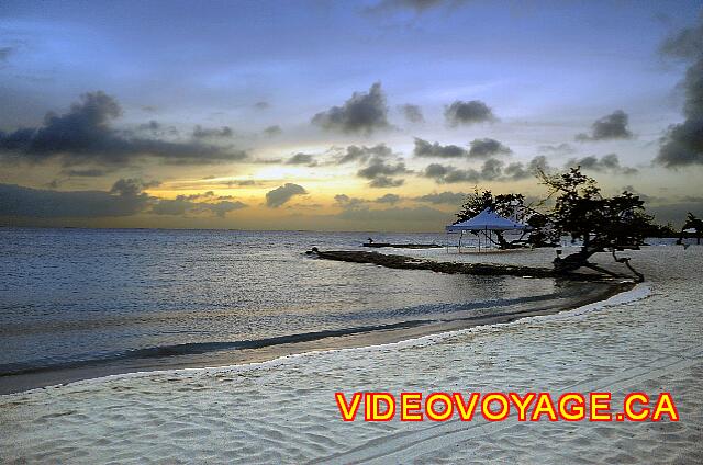 Cuba Guardalavaca Playa Pesquero La pointe rocheuse qui sépare la plage de l'est et de l'ouest au coucher du soleil. Il y a beaucoup plus de sable maintenant, laissant moins de roches dénudées.