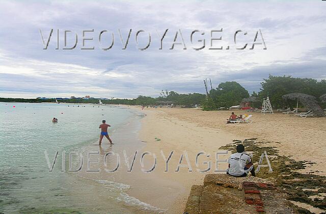 Cuba Guardalavaca Playa Pesquero La plage est plus belle et populaire.  Elle continue sur un peu plus de 2 kilomètres, jusqu'a l'hôtel Blau.