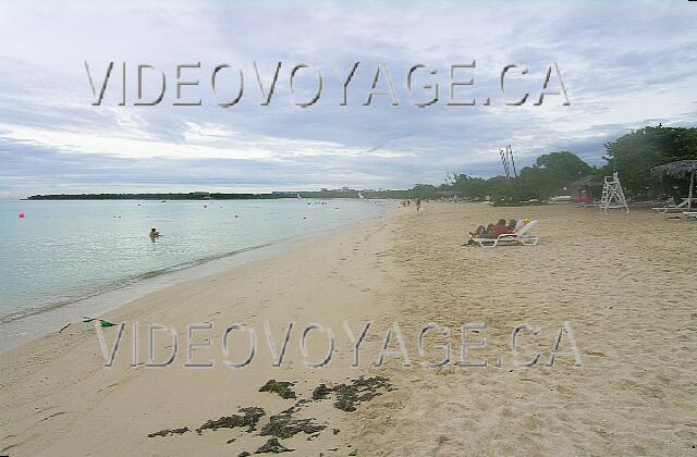 Cuba Guardalavaca Playa Pesquero Une plage assez large de sable beige.  Une pente moyenne pour entrer dans la mer.