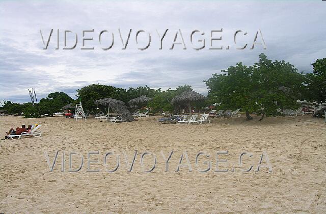 Cuba Guardalavaca Playa Pesquero Des parasols, chaises longues de platique, une chaise d'observation pour le sauveteur...