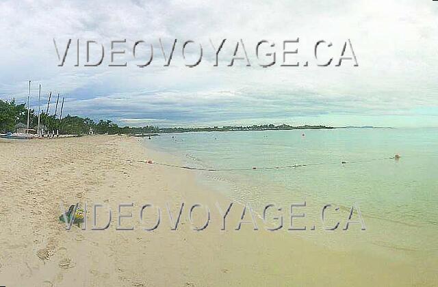 Cuba Guardalavaca Playa Pesquero A gauche les activités nautiques. Plage est, vue vers l'ouest.