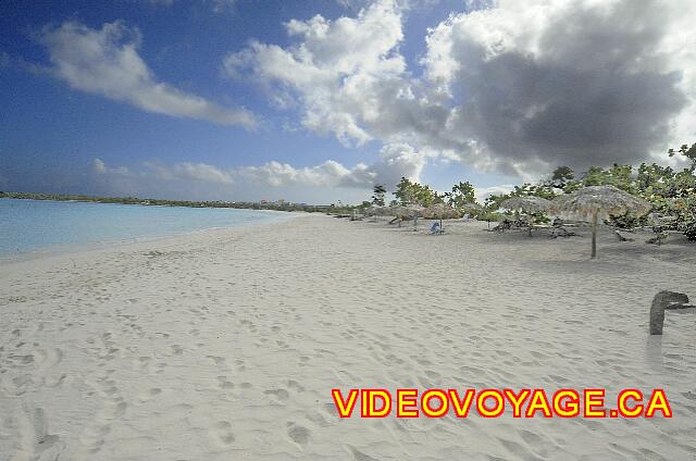 Cuba Guardalavaca Playa Pesquero A low slope between the palapas and the sea, a gentle slope into the sea too.