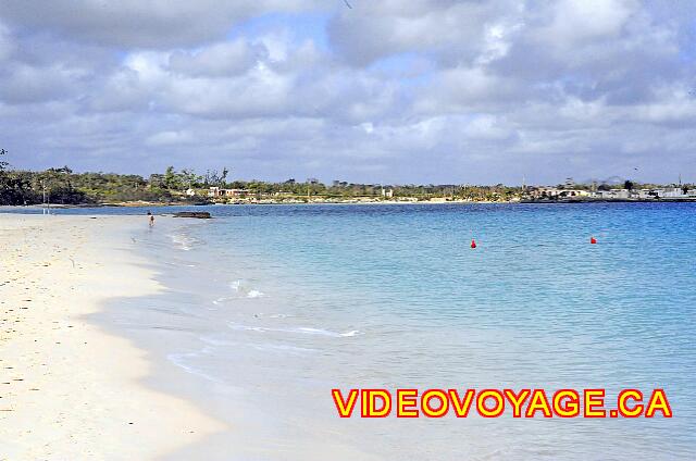 Cuba Guardalavaca Playa Pesquero Vers l'ouest la plage continue jusqu'à une petite pointe rocheuse, à courte distance une autre plage débute à l'ouest du site.