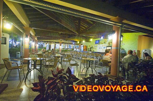 Cuba Guardalavaca Playa Pesquero Ouvert dans la nuit, le Beer Garden offre des mets rapides à saveur Cubaines.