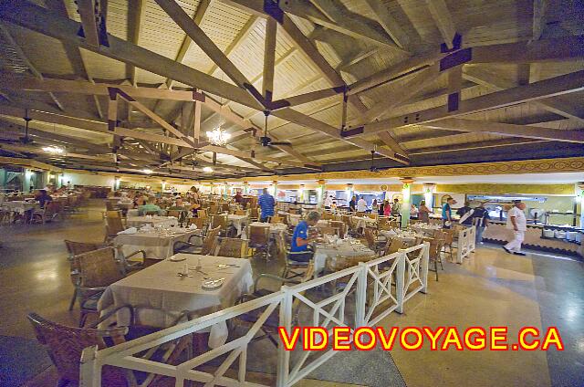 Cuba Guardalavaca Playa Pesquero Une salle à manger entouré par le buffet.