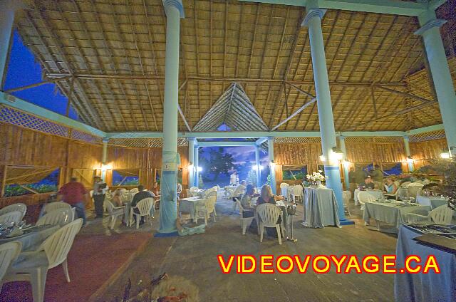 Cuba Guardalavaca Playa Pesquero Beaucoup d'espace entre les tables.