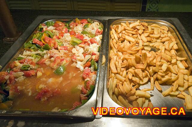 Cuba Guardalavaca Playa Pesquero Papas fritas y un plato de pasta con verduras.