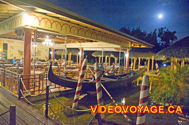 Cuba Guardalavaca Playa Pesquero Un restaurante rodeado de agua para recibir una góndola en frente del restaurante.