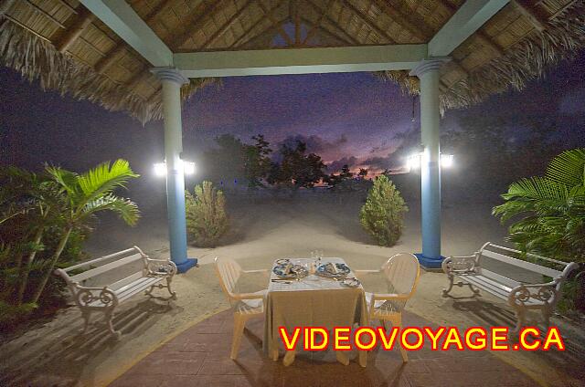 Cuba Guardalavaca Playa Pesquero Une table particulièrement bien situé pour un couple d'amoureux qui désire voir le coucher du soleil au souper.