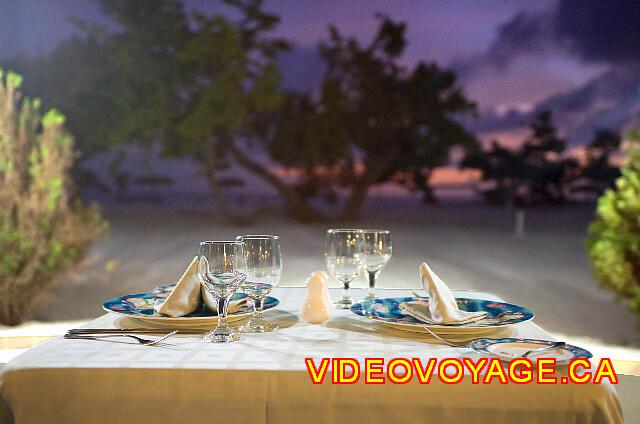 Cuba Guardalavaca Playa Pesquero La mesa con la puesta de sol en el fondo.