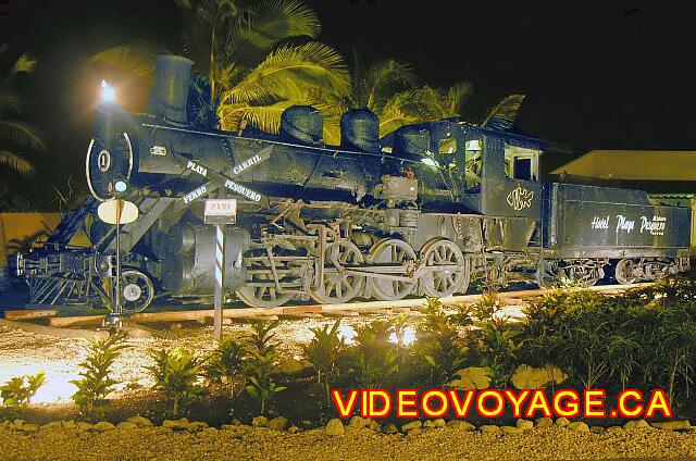 Cuba Guardalavaca Playa Pesquero La locomotive à vapeur le soir.