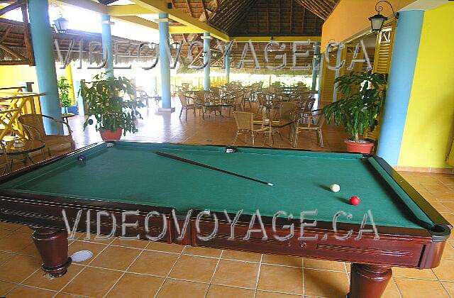 Cuba Guardalavaca Memories Holguin Beach Resort Une table de billard au bar principal.