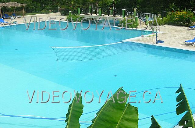 Cuba Guardalavaca Memories Holguin Beach Resort Un fillet de volleyball dans la piscine.