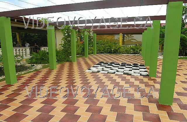 Cuba Guardalavaca Memories Holguin Beach Resort Sur la grande terrasse en arrière du Lobby, plusieurs jeux.