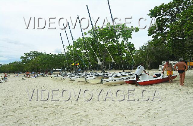 Cuba Guardalavaca Memories Holguin Beach Resort No motorizados equipo de deportes acuáticos en la playa.