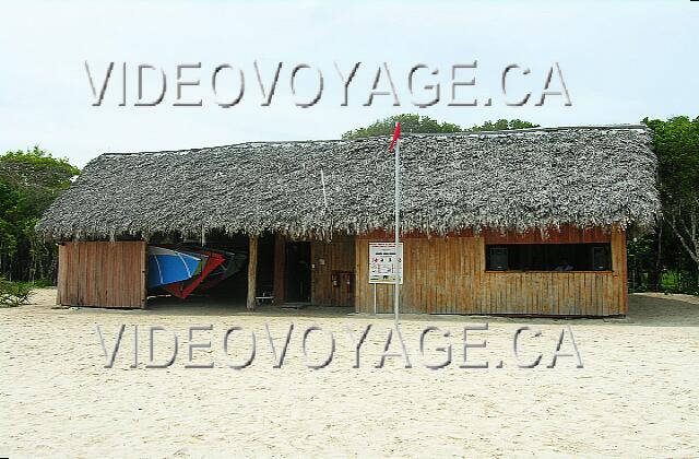 Cuba Guardalavaca Memories Holguin Beach Resort El centro de deportes acuáticos en la playa.