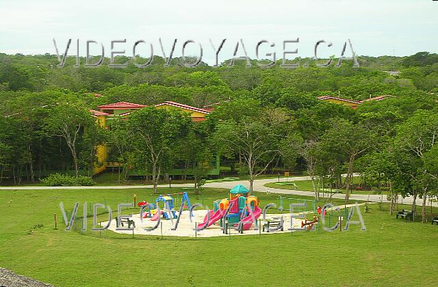 Cuba Guardalavaca Memories Holguin Beach Resort Un patio de recreo vallado.