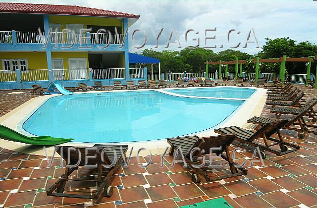 Cuba Guardalavaca Memories Holguin Beach Resort Le mini-club est très surprenant! Une belle piscine divisé en deux pour les très jeunes et les jeunes.