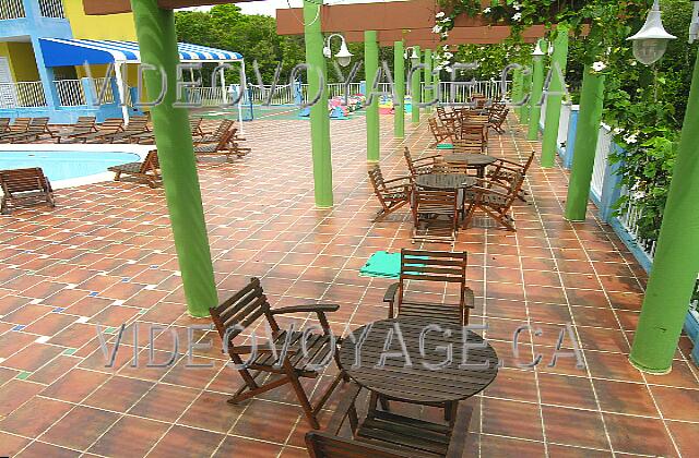 Cuba Guardalavaca Memories Holguin Beach Resort De petites tables sur la grande terrasse.