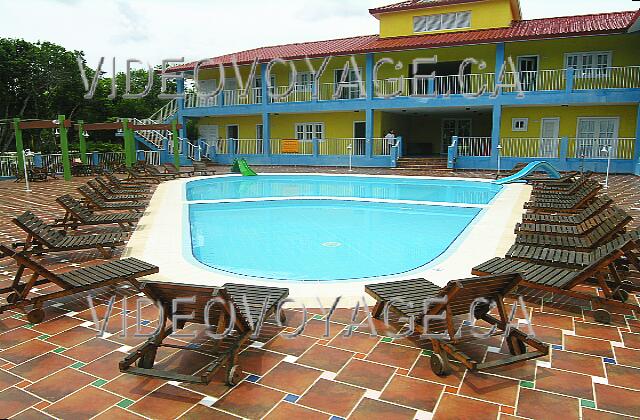 Cuba Guardalavaca Memories Holguin Beach Resort Des chaises longues en miniature pour les enfants. L'édifice en arrière du mini-club possède un étage pour les plus jeunes et un étage pour les jeunes.