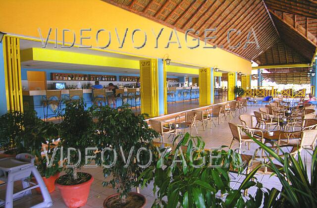 Cuba Guardalavaca Memories Holguin Beach Resort Des plantes sépare la portion bar de la portion restaurant.