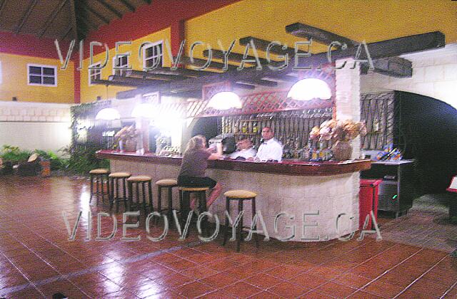 Cuba Guardalavaca Memories Holguin Beach Resort Le petit comptoir du Lobby Bar.