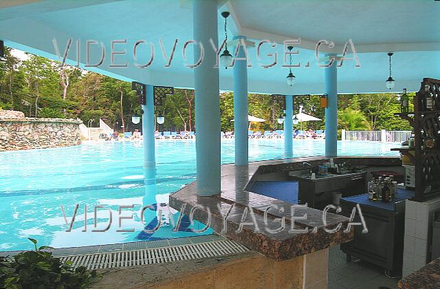 Cuba Guardalavaca Memories Holguin Beach Resort Le bar dans la piscine.