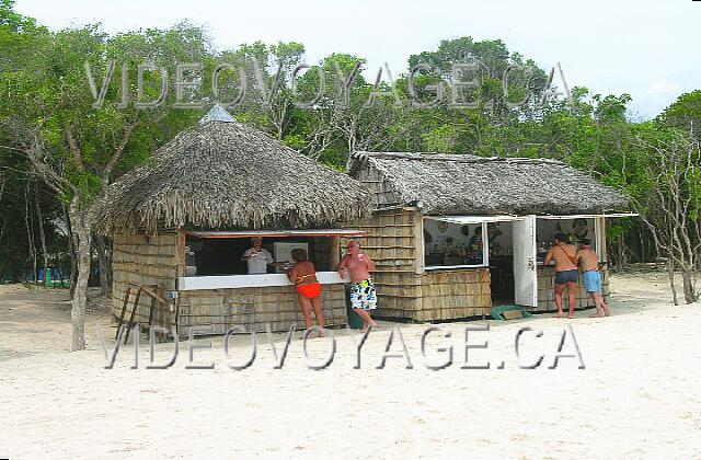 Cuba Guardalavaca Memories Holguin Beach Resort Le bar sur la plage.