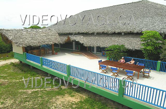 Cuba Guardalavaca Memories Holguin Beach Resort Une grande terrasse, mais peu de tables.