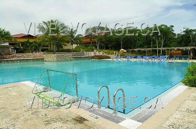 Cuba Guardalavaca Memories Holguin Beach Resort Des buts de waterpolo dans une partie de la piscine.