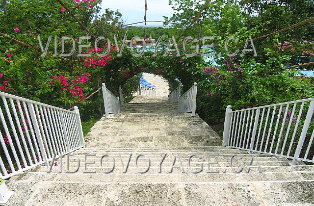 Cuba Guardalavaca Memories Holguin Beach Resort L'escalier pour aller au dernier niveau. Une jolie décoration autours de l'escalier.