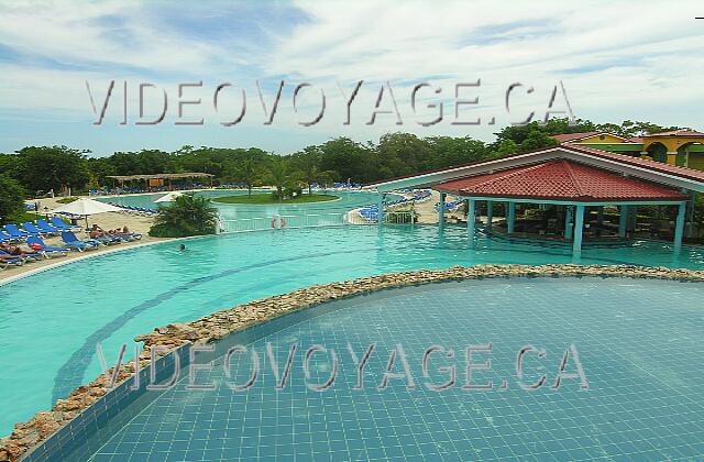 Cuba Guardalavaca Memories Holguin Beach Resort La dernière piscine est divisé en deux paliers aussi. A droite le bar de la piscine.