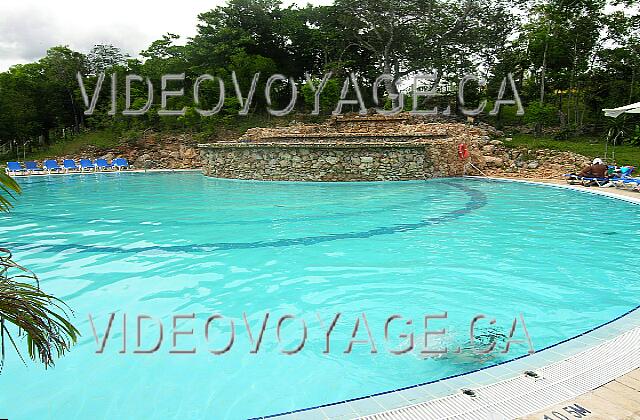 Cuba Guardalavaca Memories Holguin Beach Resort Une piscine de moyenne dimension. Au fond un cascade d'eau coule normalement. La cascade était arrêter quelques minutes, pour l'entretien journalier.