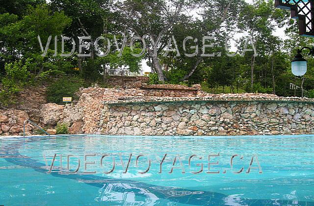 Cuba Guardalavaca Memories Holguin Beach Resort Au fond, le pont de la piscine au niveau supérieur.