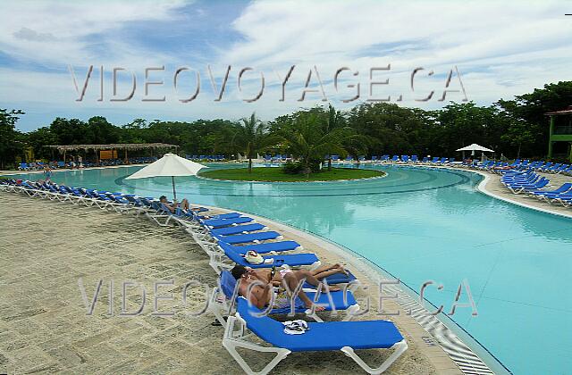 Cuba Guardalavaca Memories Holguin Beach Resort Le dernier niveau, avec la plus grande piscine du site. La plus populaire aussi. De nombreuses chaises longues recouvertes de tissus, mais peu de parasols.